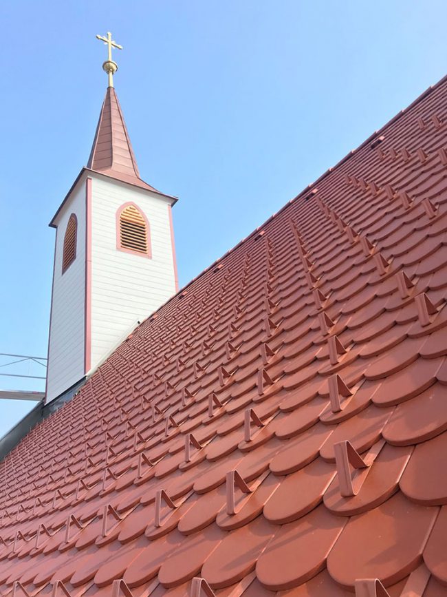 IMG_2277-(Large) Dacheindeckung roter Ziegel bei Kapelle