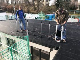 Mitarbeiter bei Arbeiten auf einem Flachdach