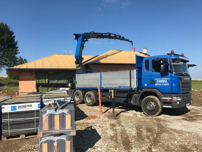 Kranarbeiten bei Dachdeckung - Ziegelplatzierung