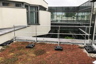 Flachdach bepflanzt mit Geländer