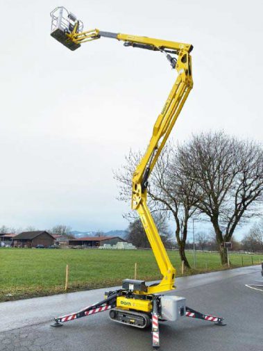 Arbeistbühne ohne Arbeiter in doppelter Baumhöhe